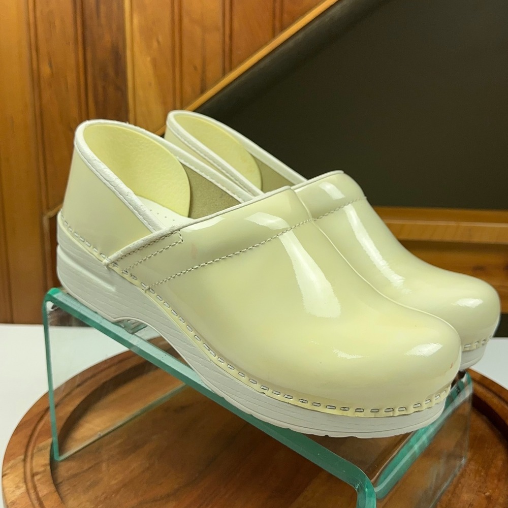 Dansko Professional Clogs Womens 39 Pale Yellow Patent Leather Nursing Shoes